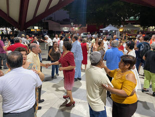 Pozarricenses bailan en tradicional Jueves de Danzón.