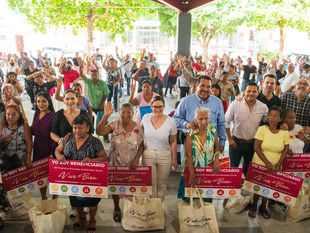 Entregan más de 200 apoyos alimentarios en Poza Rica.