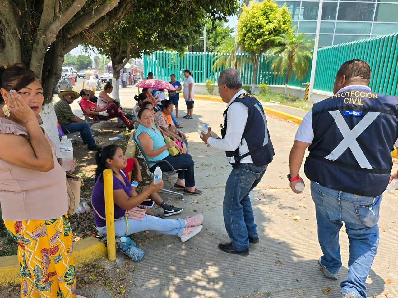 Activan puntos móviles de hidratación ante ola de calor en Poza Rica.