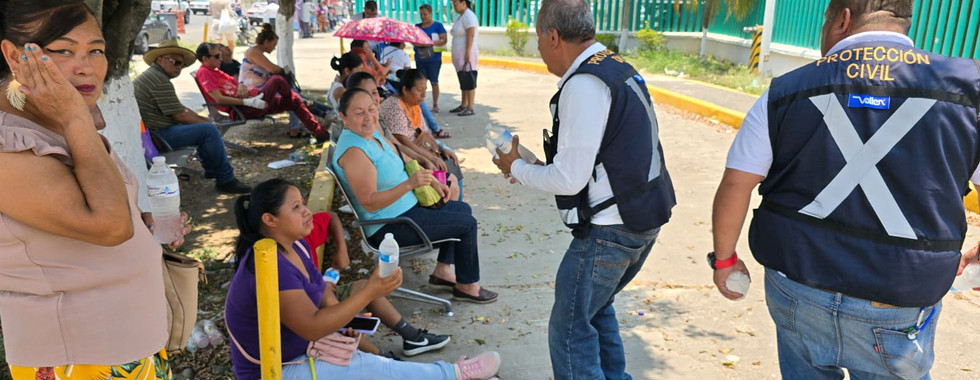 Activan puntos móviles de hidratación ante ola de calor en Poza Rica.