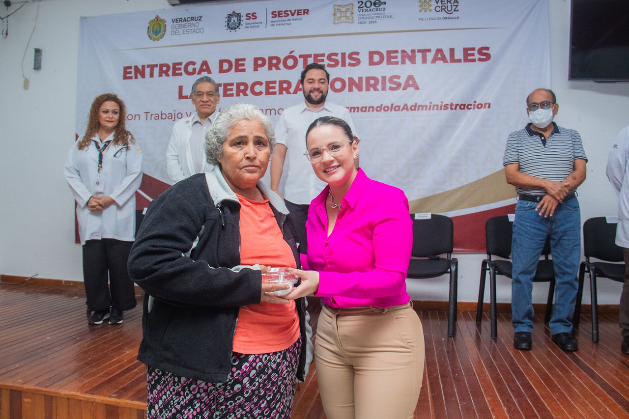 80 adultos mayores beneficiados con prótesis dentales.