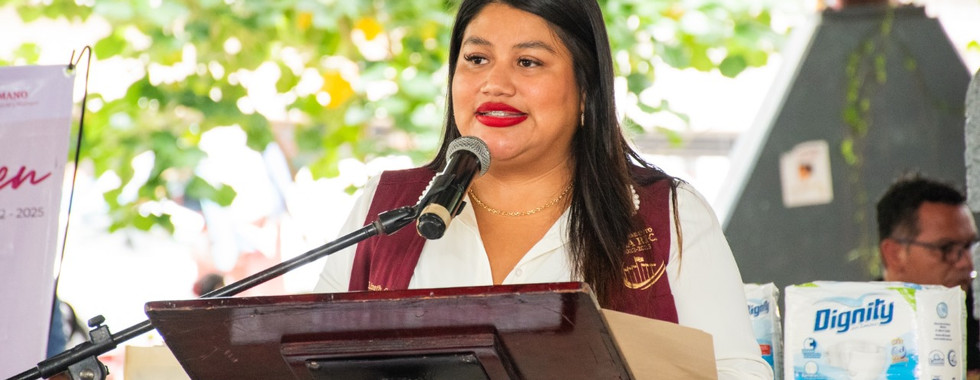 Reciben apoyos adultos mayores y personas con discapacidad.