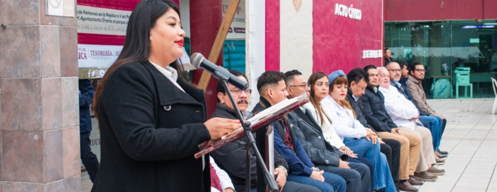 Fernando Remes Garza encabeza primer acto cívico del 2025.