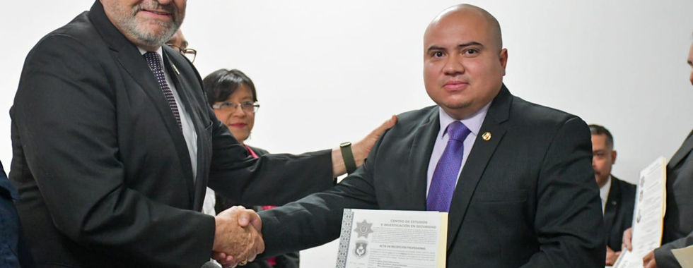 Reconoce SSP excelencia académica de 49 egresados de diferentes programas de estudio.