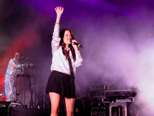 Cientos de pozarricenses y visitantes disfrutan de shows de canto y baile.