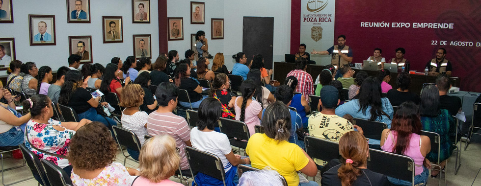 Alistan Feria de las Juventudes en Poza Rica.