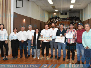 Con palitos de madera, estudiantes generan estructuras capaces de soportar hasta 100 kg., de peso