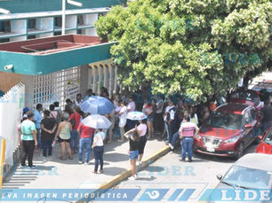 Por altas temperaturas, escuelas ajustan horarios de salida de sus estudiantes.