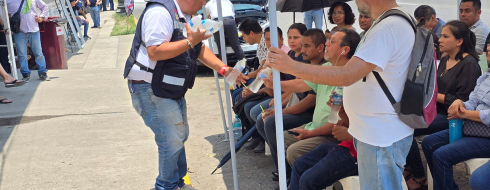Activan puntos móviles de hidratación ante ola de calor en Poza Rica.