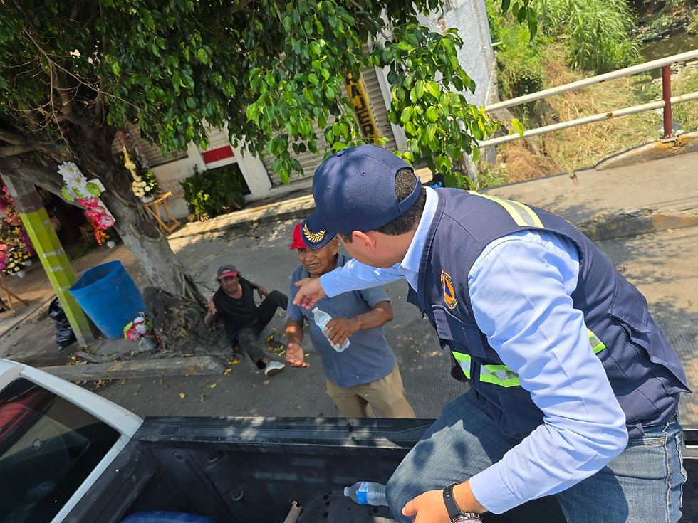 Activan puntos móviles de hidratación ante ola de calor en Poza Rica.
