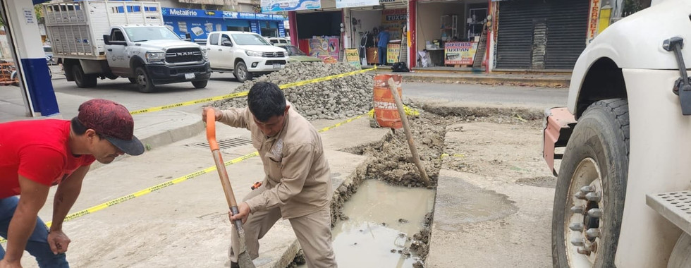 Atienden autoridades problemáticas de drenaje en la colonia Flores Magón.