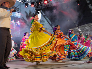 Llenan Plaza Cívica con música y presentaciones impresionantes.
