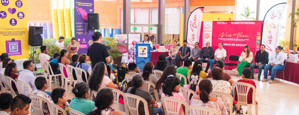 Ayuntamiento entrega calzado a niñas y niños del CRIT Veracruz.