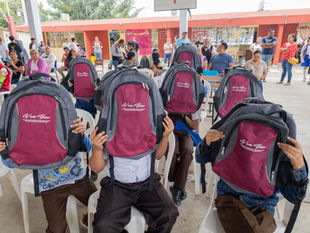 Fernando Remes entrega mochilas escolares en escuelas de Poza Rica.