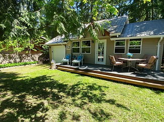 Charming Lakeside Cottage