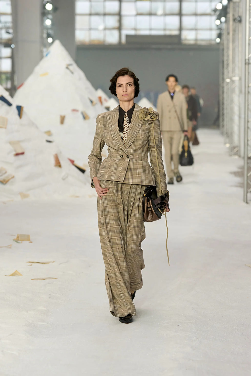 Antonio Marras İlkbahar Yaz 2026 ekose desenli takım elbise ile zamansız kadın stil görünümü
