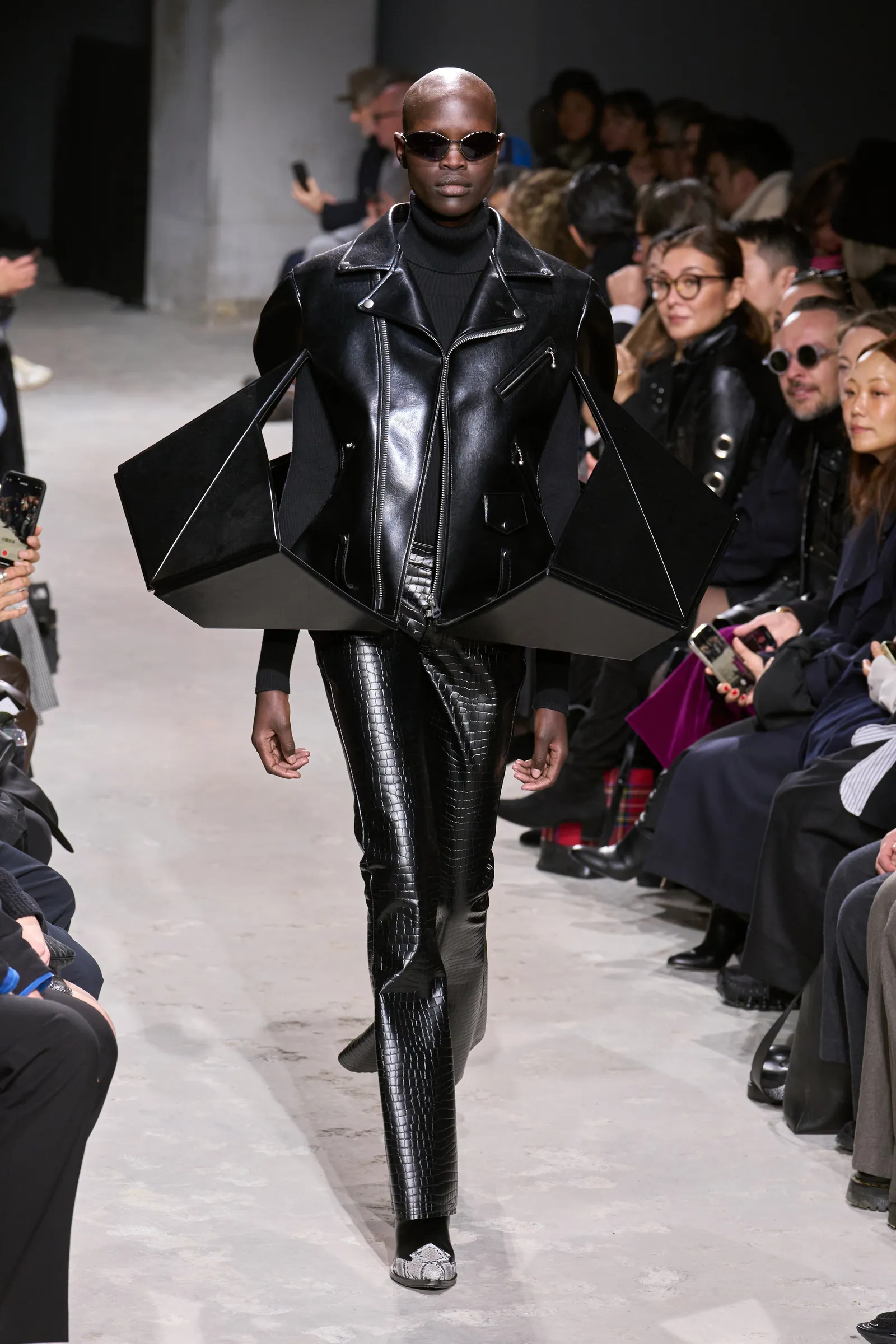 Junya Watanabe siyah kubist esintili 3 boyutlu ceket, sanat ilhamlı dış giyim, Sonbahar/Kış 2025–26 moda trendleri