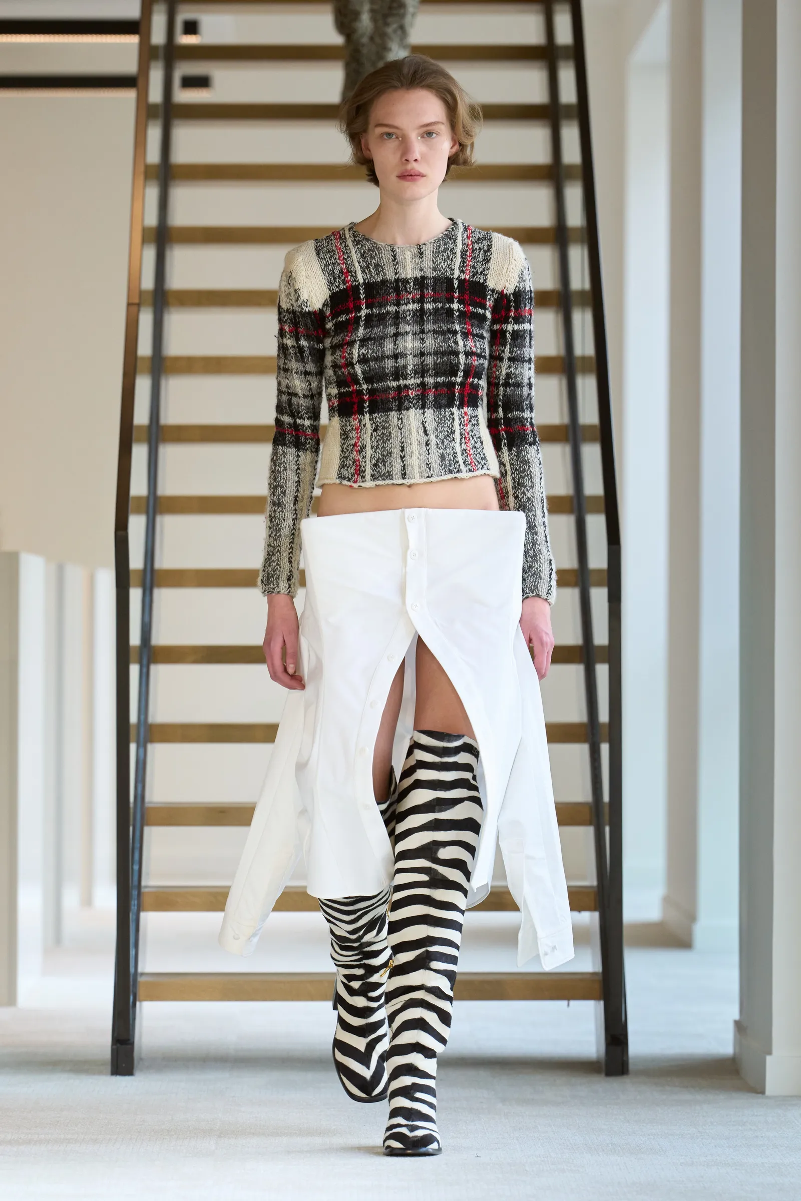 Duran Lantink zebra desenli kombin, siyah beyaz hayvan deseni trendi, Sonbahar/Kış 2025–26 moda defilesi