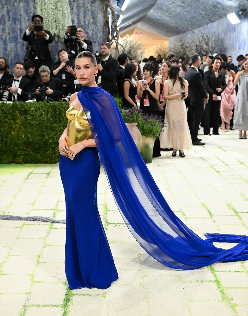 Hailey Bieber Met Gala 2026’da elektrik mavisi “fashion is art” temalı elbise görünümü