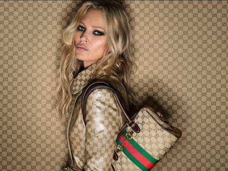 Gucci İlkbahar Yaz 2026 defilesinde Kate Moss ile maksimal kadın giyim trendleri