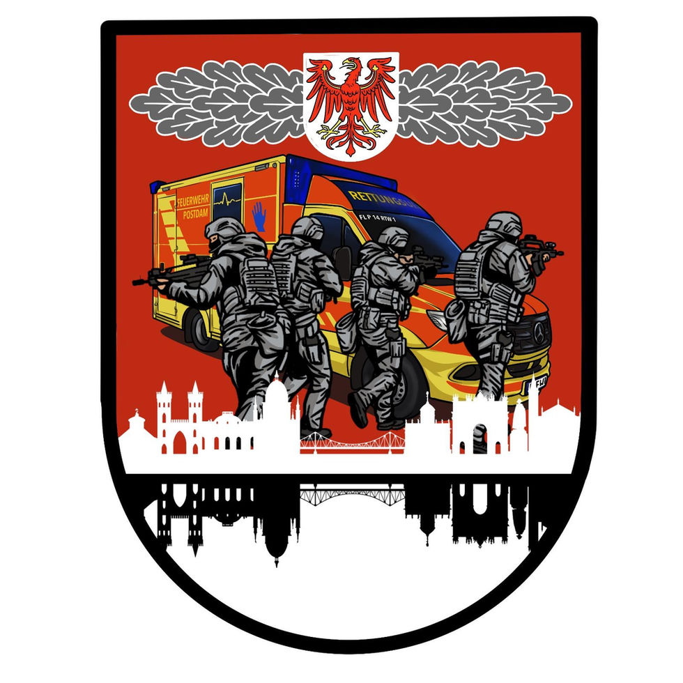 Patch SEK Potsdam – bewaffnete Spezialeinheit vor Rettungswagen Feuerwehr Potsdam, roter Hintergrund mit Brandenburg-Wappen, schwarze und weiße Potsdam-Silhouette