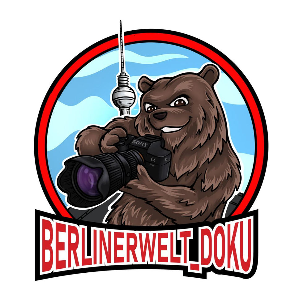 Patch Blaulichtreporter Berlin – Bär mit Kamera vor Berliner Fernsehturm, Schriftzug BERLINERWELT_DOKU, roter Kreisrahmen, Hauptstadt-Szenerie