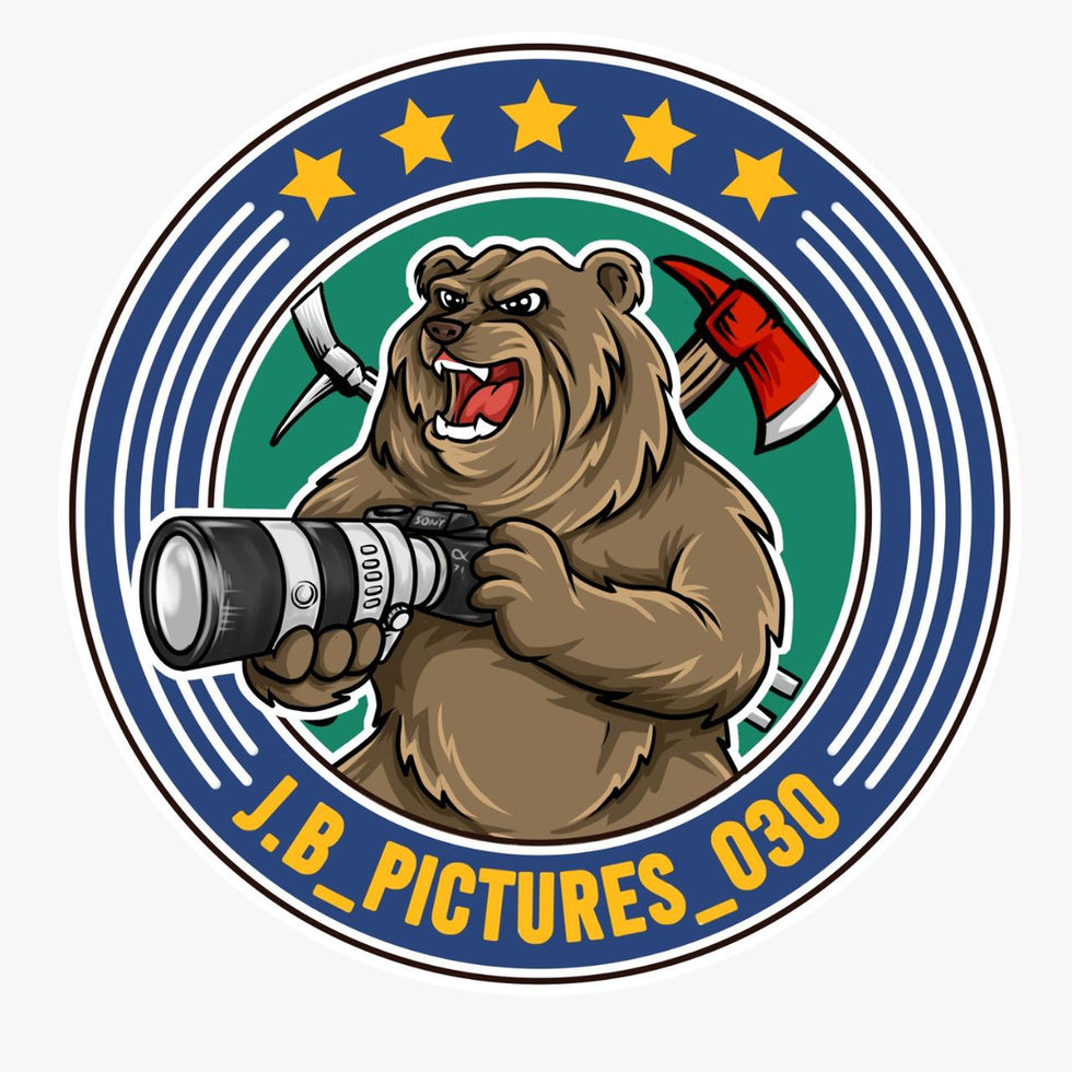 Patch J.B. Pictures 030 – Berliner Bär mit Kamera, Feuerwehr-Axt und Halligan-Tool, fünf gelbe Sterne, Blaulichtreporter-Design auf rundem Patch.