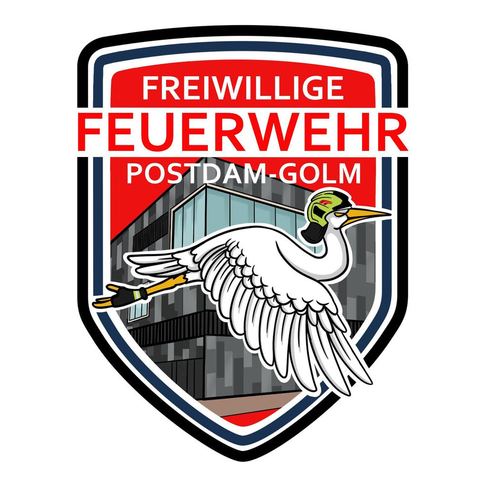 Patch Freiwillige Feuerwehr Potsdam-Golm – fliegender Storch mit Feuerwehrhelm und Handschuhen vor modernem Gebäudekomplex auf rotem Schild