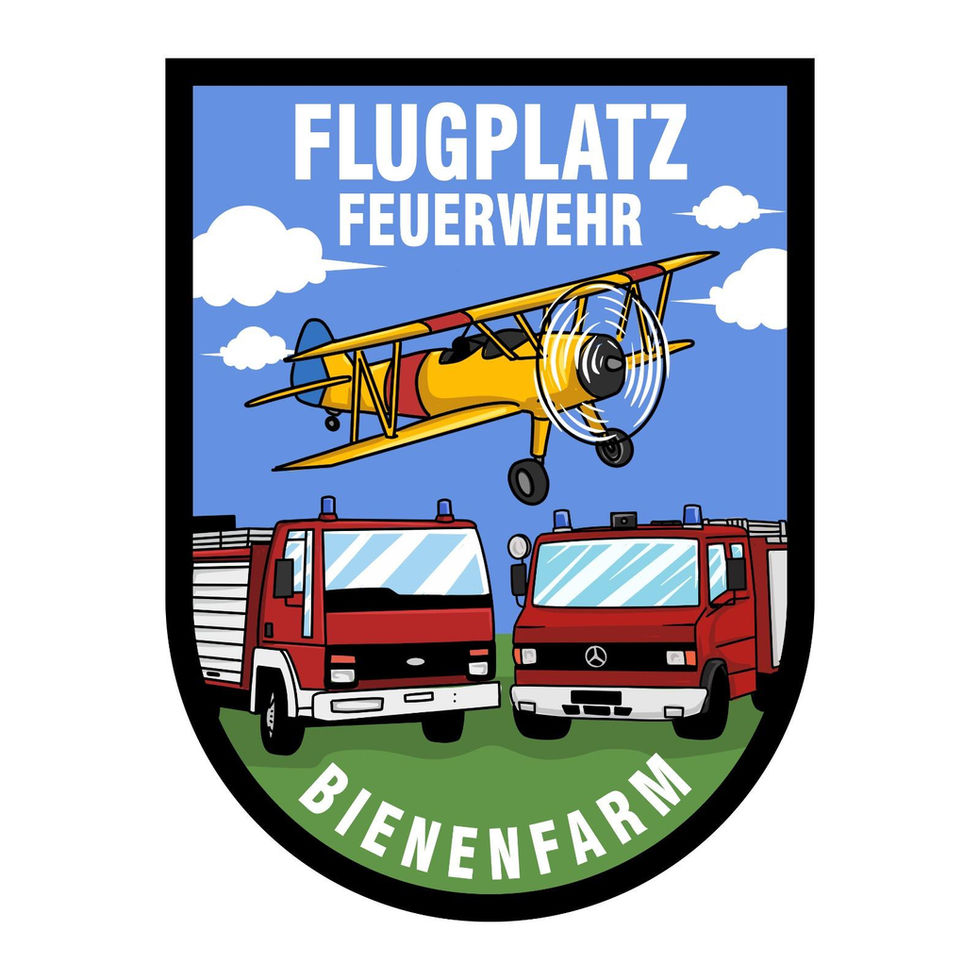 Patch Flugplatz Feuerwehr Bienenfarm – gelbes Doppeldeckerflugzeug, zwei Löschfahrzeuge, blauer Himmel mit Wolken, Feuerwehrwappen mit grünem Banner