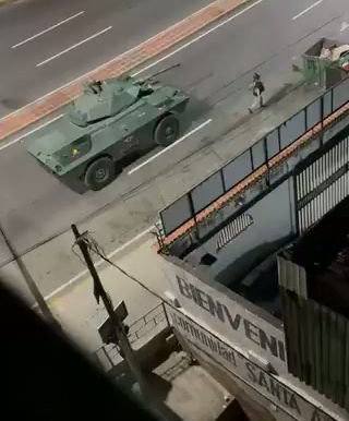 #ULTIMAHORA #INTERNACIONAL Vehículos blindados venezolanos avistados en las calles de #Caracas cerca del Palacio Presidencial de Miraflores.