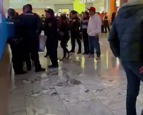 CAEN PRESUNTAS “FARDERAS” EN PERISUR: PBI LAS DETIENE TRAS SUSTRAER MERCANCÍA 🛍️