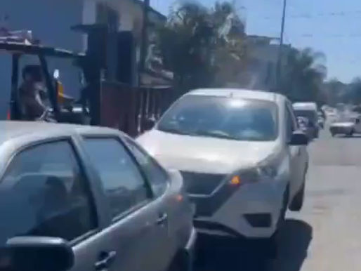 TRABAJADORES DE TALLER MECÁNICO EN XALAPA USAN MONTACARGAS PARA MOVER AUTOS QUE TAPABAN SU ENTRADA 🚜