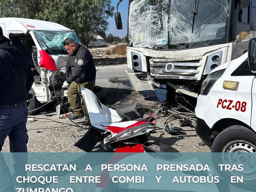 RESCATAN A PERSONA PRENSADA TRAS CHOQUE ENTRE COMBI Y AUTOBÚS EN ZUMPANGO