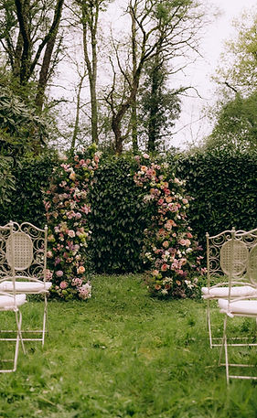 Outdoor wedding ceremony at Le Manoir du Pontsec in Charente