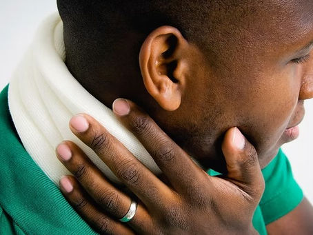 un homme qui a une douleur au cou