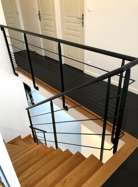 Menuisier création et pose escalier sur mesure en bois massif des Cévennes