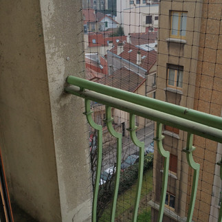 Installation d'un filet anti pigeon pour la protection d'un balcon d'un immeuble situé à Argenteuil (95), Entreprise Agilys Services