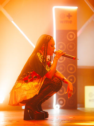 Anna Suav faz show potente no WME e transforma raiva em poesia, resistência e cura