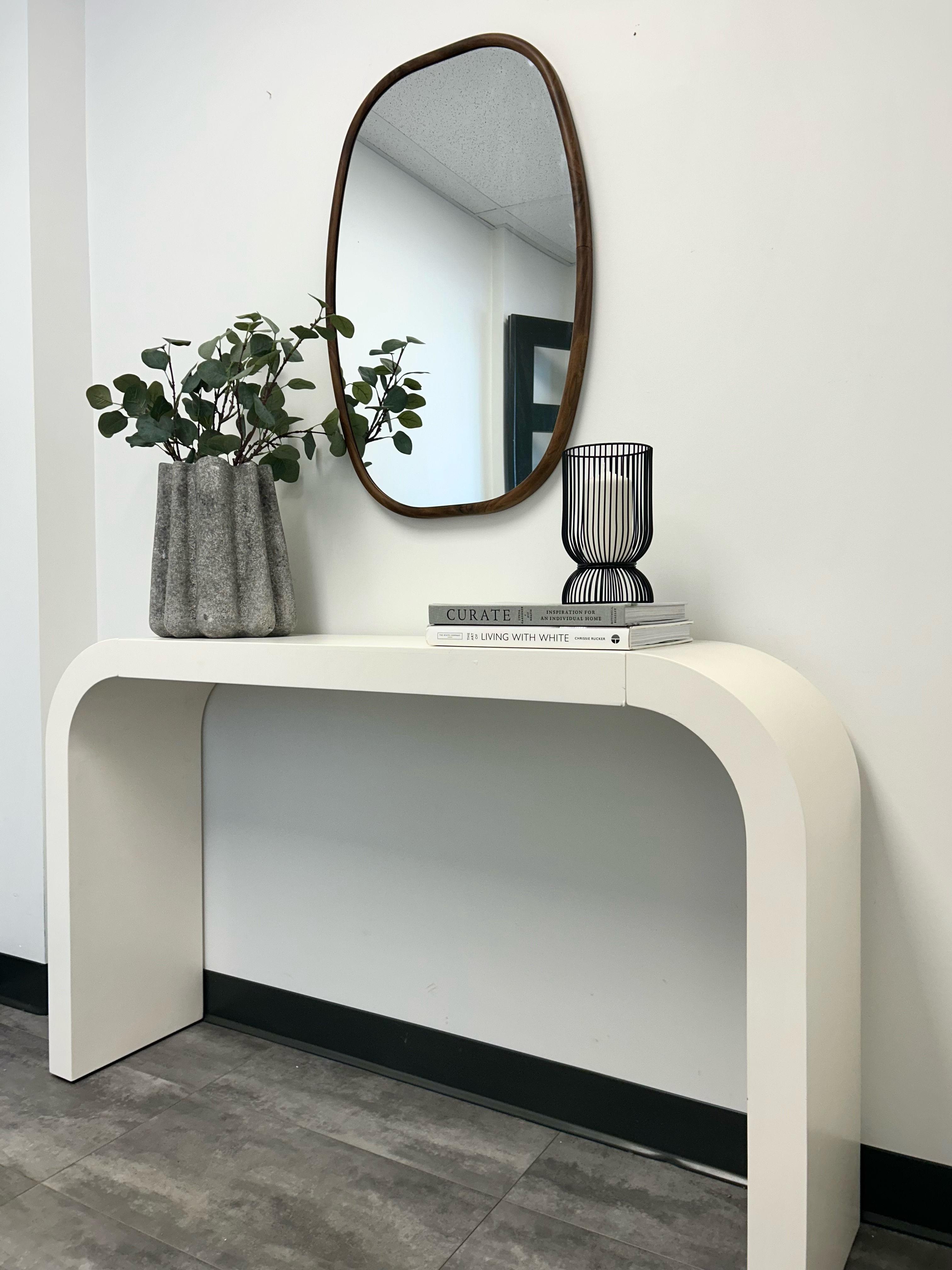 Entrée mid-century (console arche, miroir asymétrique, fauteuil, déco)