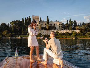 Una proposta di matrimonio indimenticabile sul Lago di Garda, immortalata a bordo di una splendida imbarcazione tradizionale in legno, con la meravigliosa Isola del Garda a fare da cornice romantica perfetta. Abbiamo catturato ogni emozione attraverso un servizio fotografico dedicato, preservando i sorrisi, l'entusiasmo e la magia di un momento così speciale.