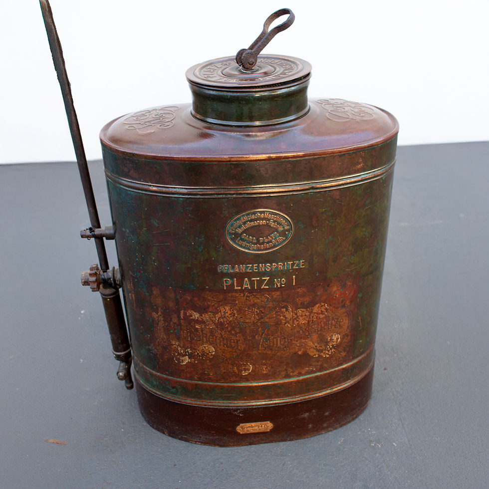 Pulverizador de Veneno Alemão em Metal Cobre Trabalhado