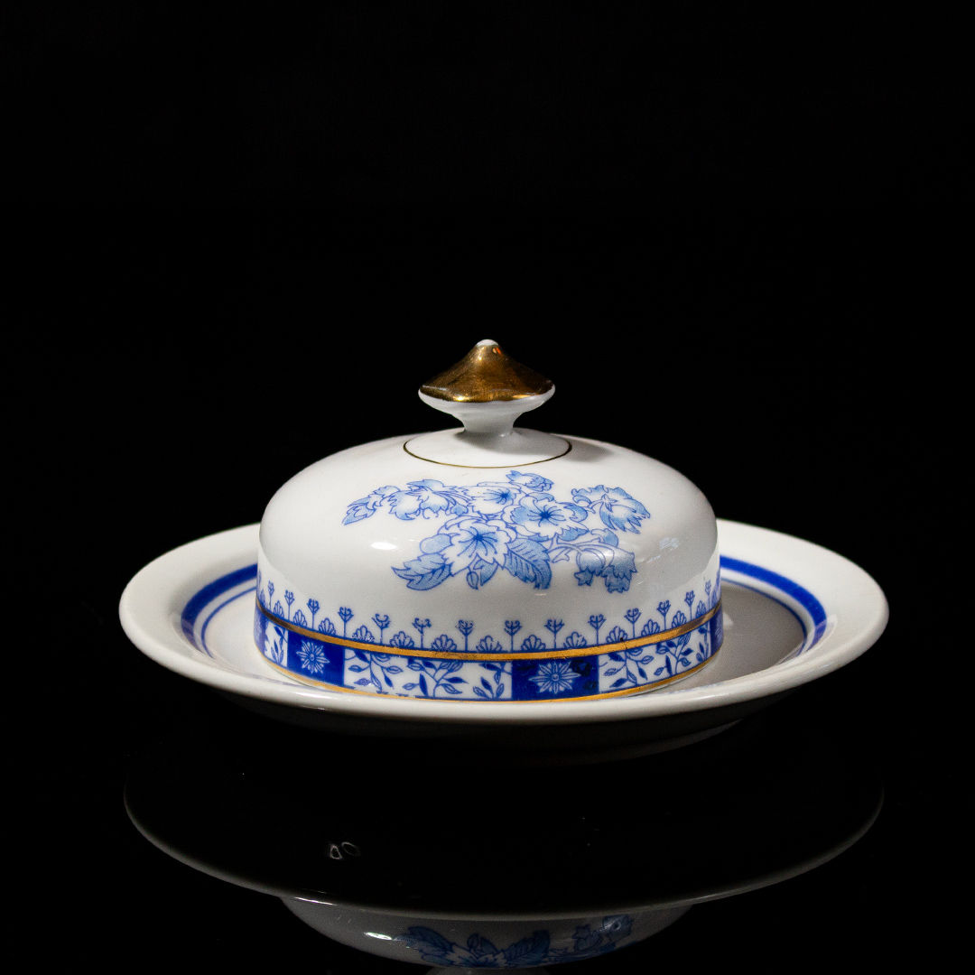 Manteigueira de Porcelana Steatita Brasil com Decoração Floral Azul.