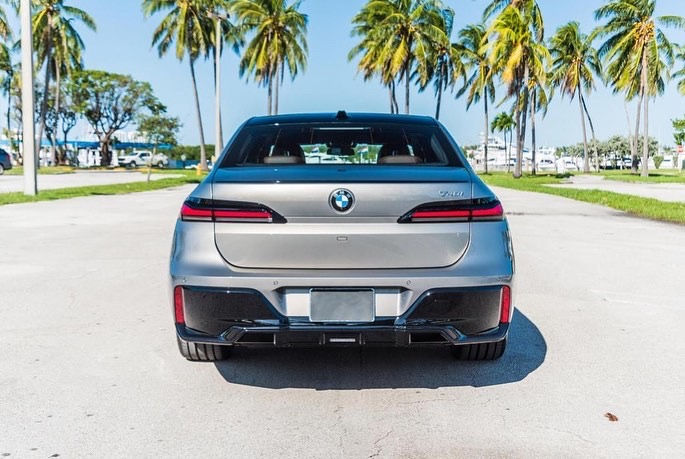 Миниатюра: BMW 740 2023