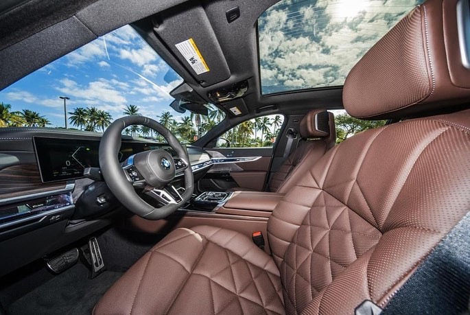 Миниатюра: BMW 740 2023