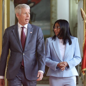 Chris Wright tras encuentro con Delcy Rodríguez: EE.UU. no reconoce al gobierno venezolano
