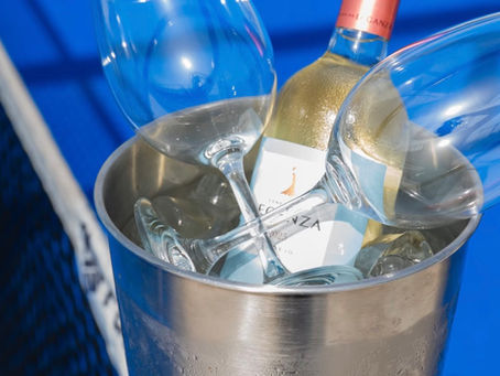 Reserva tu pista de 14:00 a 17:00 en Unicorn Racket Club y consigue una botella de vino blanco o rosado gratis. ¡Válido para partidos abiertos!