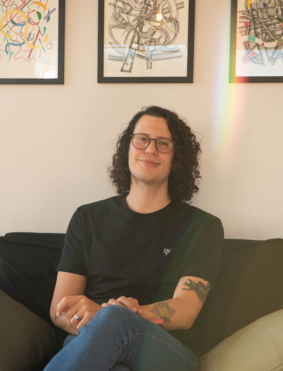 homem sorrindo de frente para a câmera