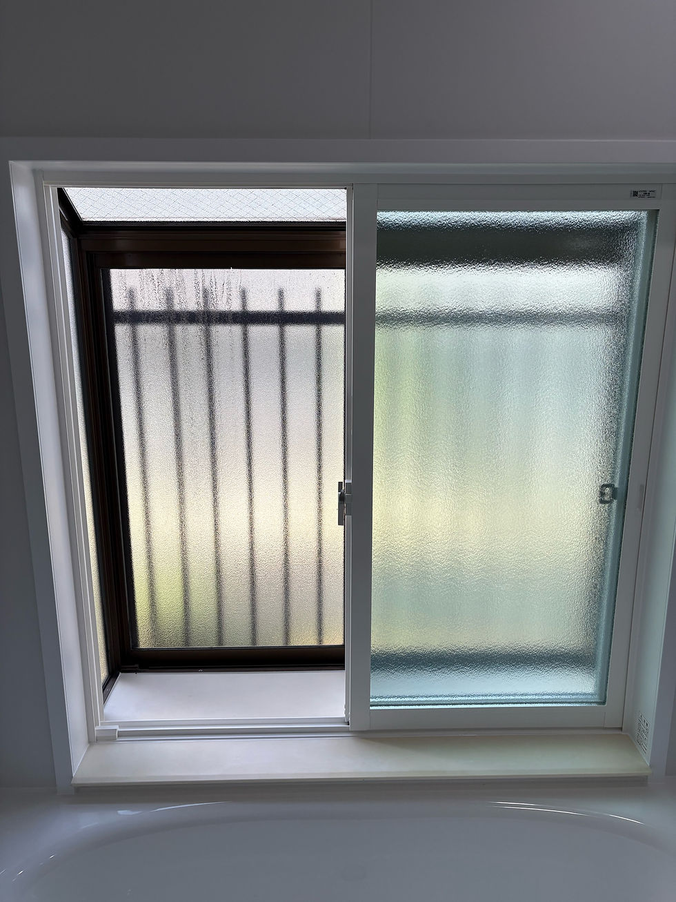 内窓を設置しました。元々の窓と新しい内窓の間にも濡れたくない小物を置いておけますね！