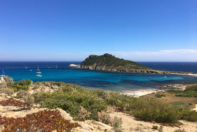 Vue panoramique sur la Méditerranée depuis le sommet de Cap Taillat, au cœur d’un site naturel protégé, et une plage de sable blanc