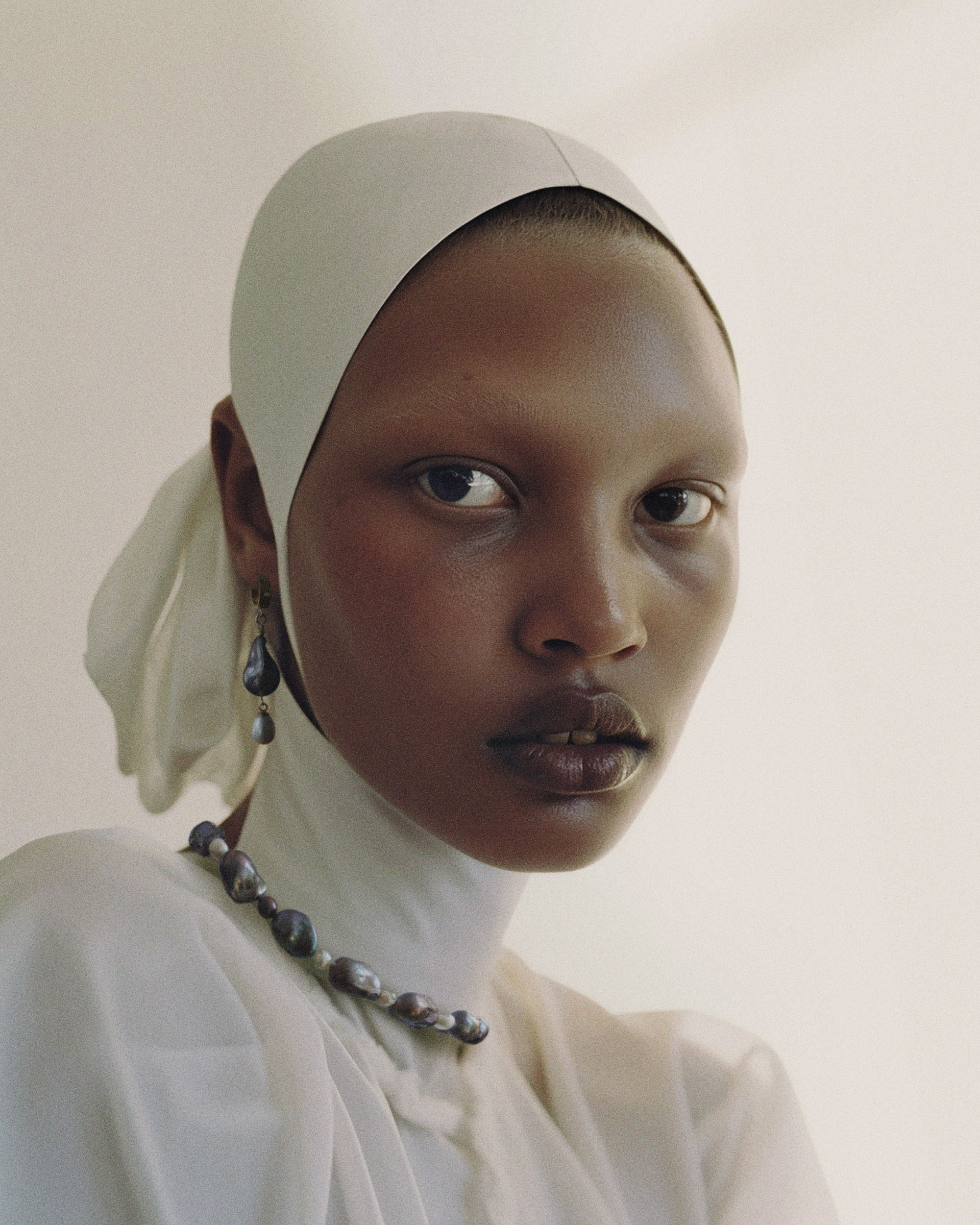 A Sinner in Pearls Earrings and Necklace